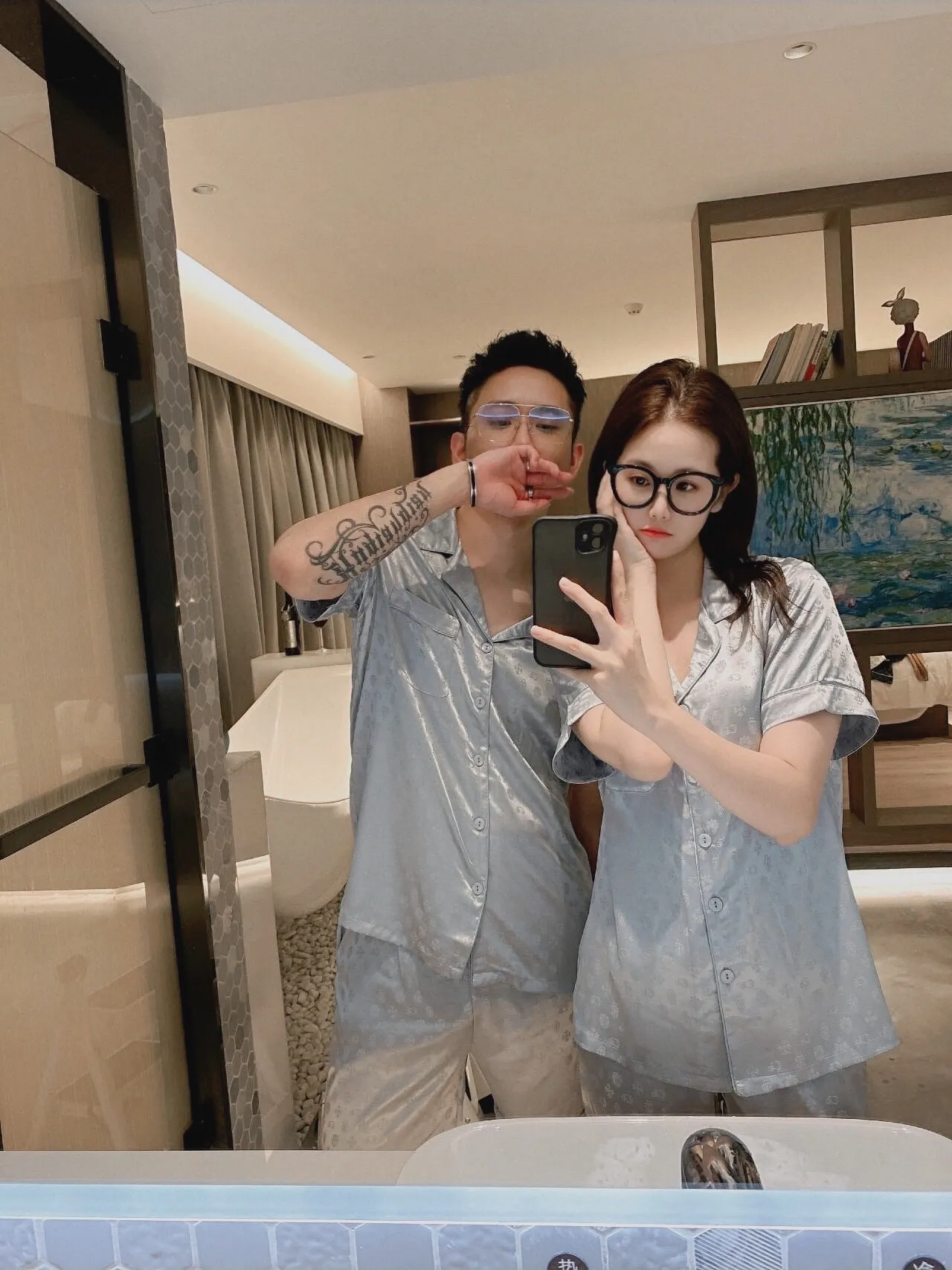 🅿️340 Croxin Home Clothes High-end Korean silk fabric is skin-friendly, soft and comfortable. Same style for men and women. Women's size: XS～M, men's size: M～XXXL